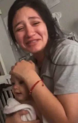 A mãe após ter visto que o namorado raspou cabelo de sua bebê