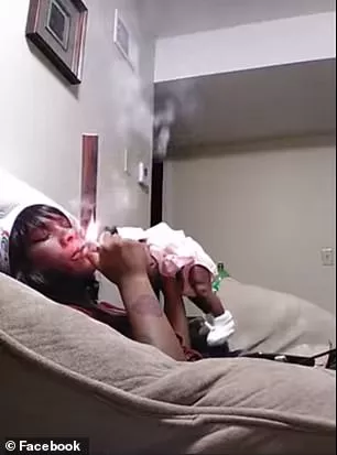 Mãe acendeu cigarro na frente de seu bebê