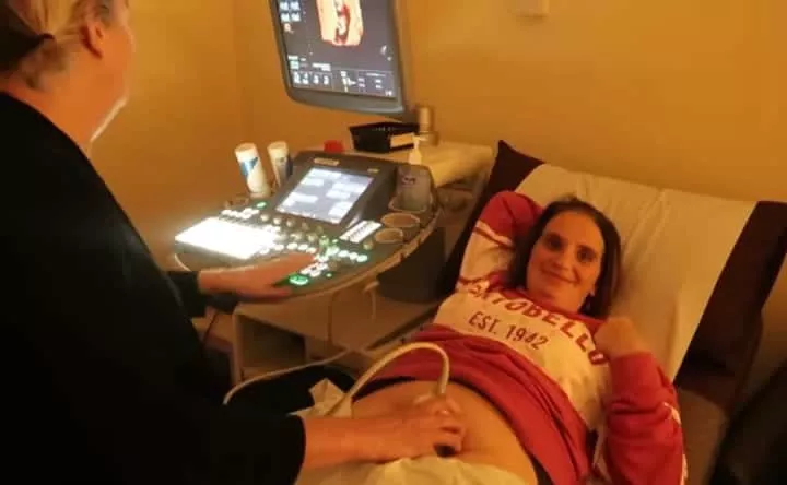 Mãe que teve 21 bebês e espera outro filho fazendo o exame de ultrassom