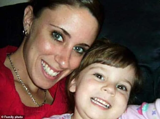 Mãe com sua filha, ela foi acusada de ter matado a menina