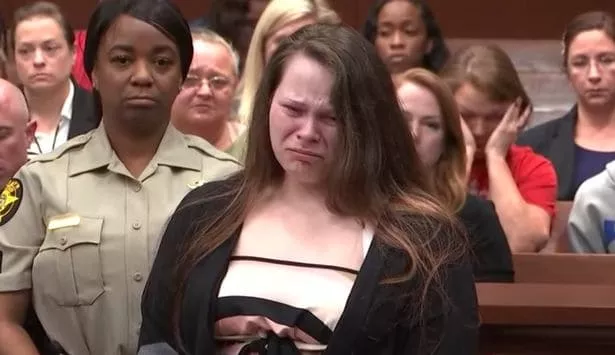 Mãe que matou filha chora no julgamento