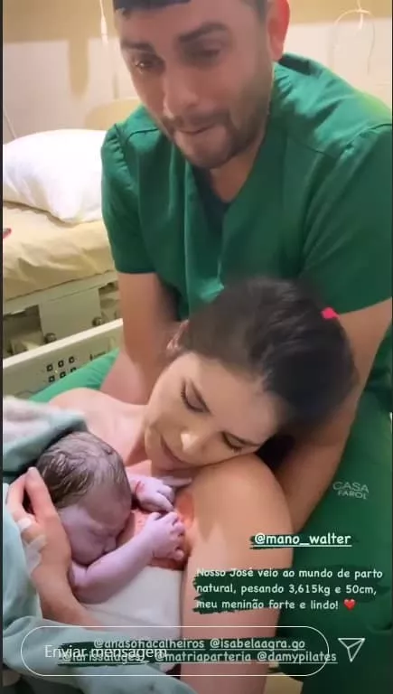 Mano Walter e Débora Silva com o filho instantes após o parto