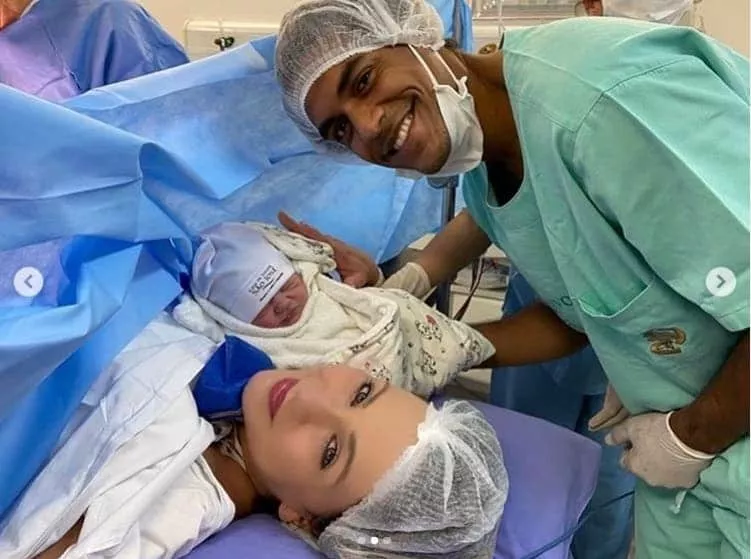 Marcello Melo Jr com sua bebê recém-nascida