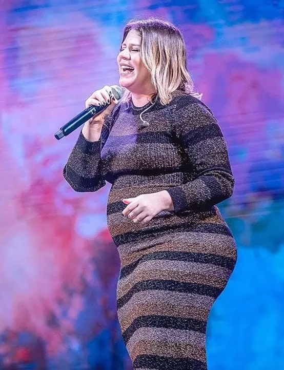 Marília Mendonça mostrou sua barriga de grávida em um show após cair no palco