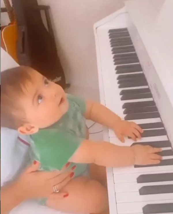 O filho de Marília Mendonça com seu piano