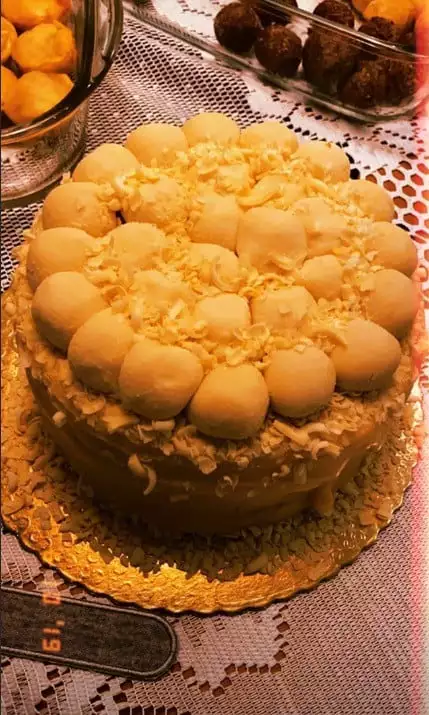 Bolo de mêsversário de salgadinhos da festa de Léo