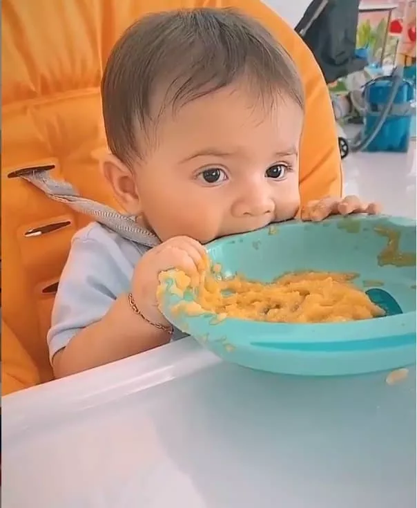 O bebê de Marília Mendonça comendo sozinho pela primeira vez