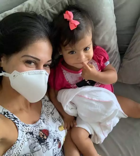 Mayra Cardi com a filha e com sintomas de coronavírus