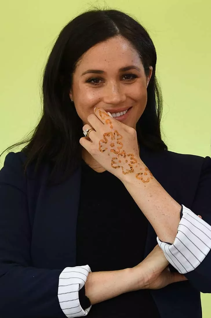 A futura mamãe a duquesa Meghan Markle com uma tatuagem de hena