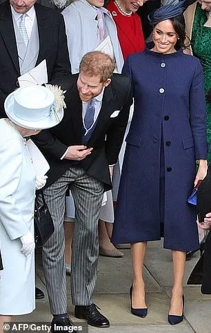 A duquesa Meghan Markle com um casaco que levantou suspeitas de uma possível gravidez 