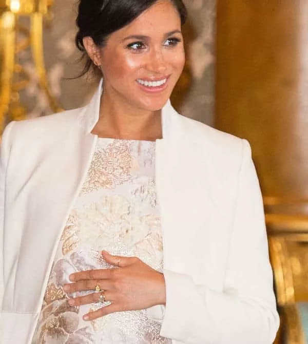 Alguns dias antes a futura mamãe a duquesa Meghan Markle ainda conseguia usar o anel de noivado