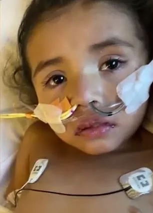 Menina Aliyah que foi hospitalizada após contrair o coronavírus