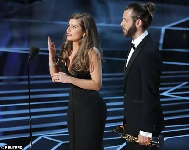 Durante o Oscar a atriz Rachel Shenton fazendo seu discurso em linguagem de sinais