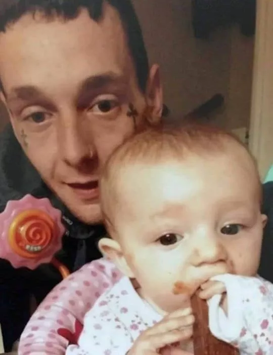 Pai com sua menina antes do crime que tirou a vida da bebê