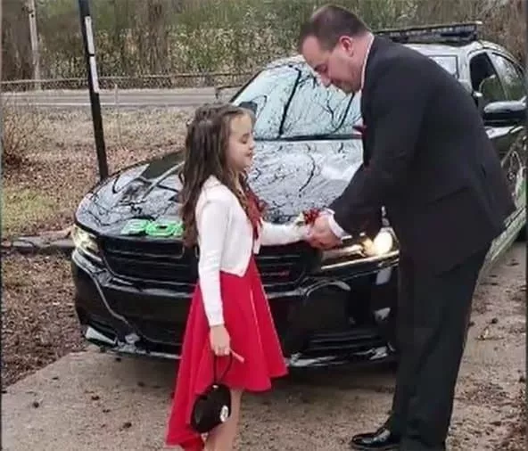 O policial convidou a menina para participar do baile de pais e filhas