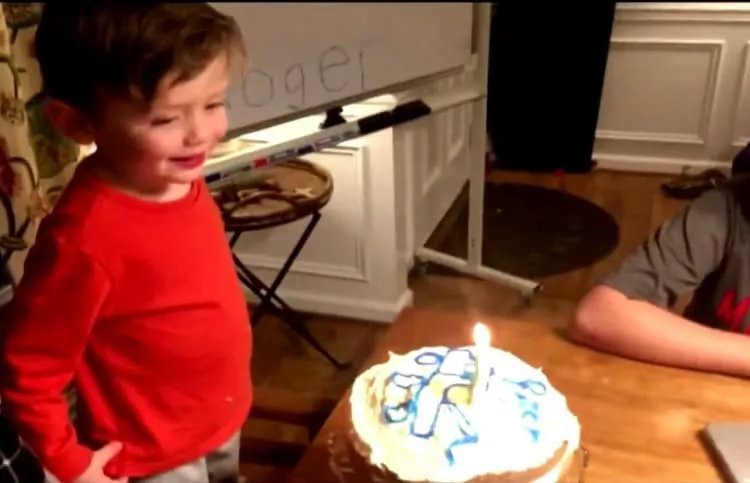 A festa de aniversário de 3 anos do menino contou com convidados virtuais