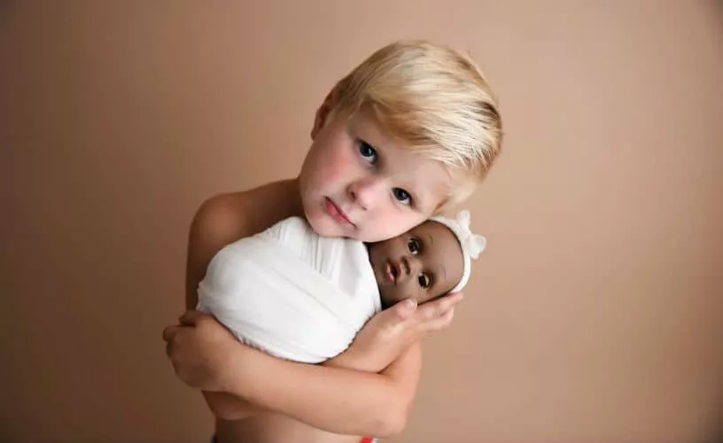 O menino Jynsen com a boneca no ensaio de fotos