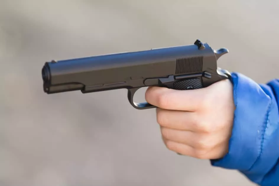 Pai deixa arma exposta e menino de nove anos usa para brincar