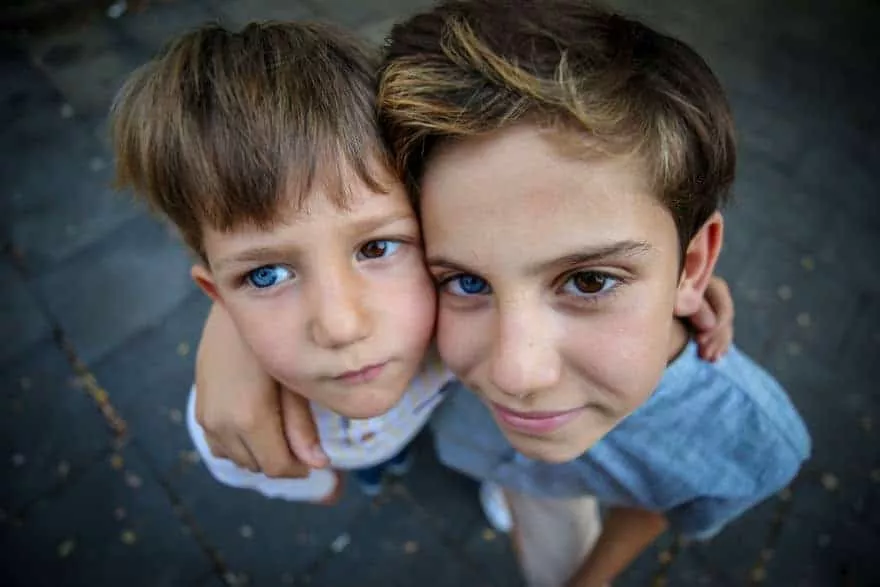 Menino e irmão que vieram ao mundo com olhos de cores diferentes