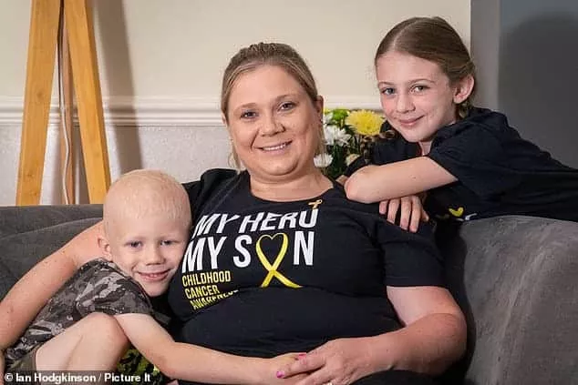 Menino que luta contra câncer de testículo com sua mãe
