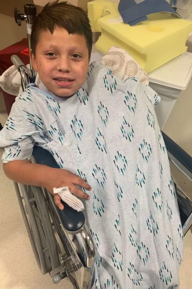 O menino está se recuperando no hospital após perder a mão