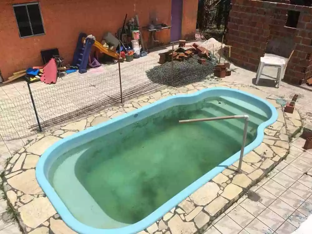A piscina em que o aluno morreu