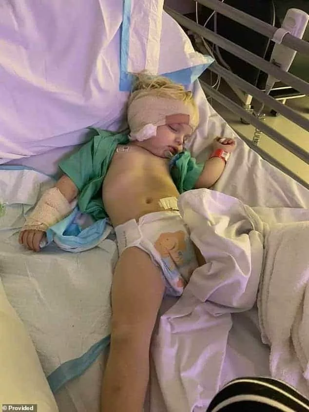 Menino de dois anos que foi hospitalizado após ter caído do braço do sofá