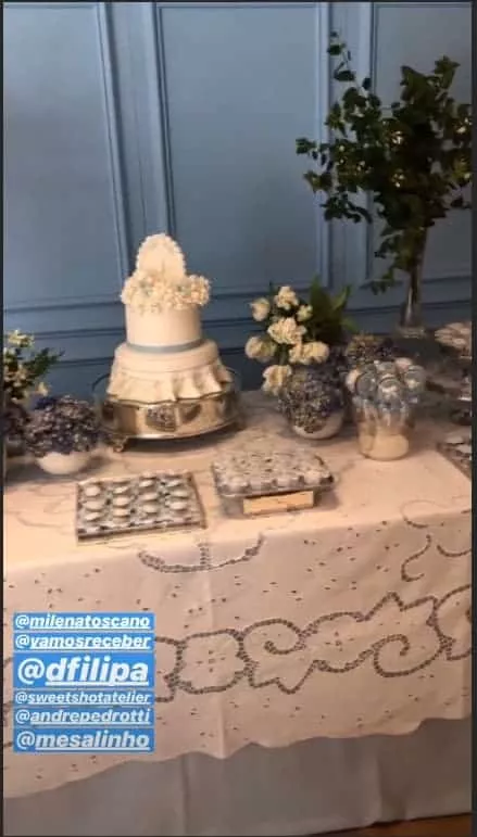 o bolo e detalhes da mesa do batizado do pequeno João Pedro