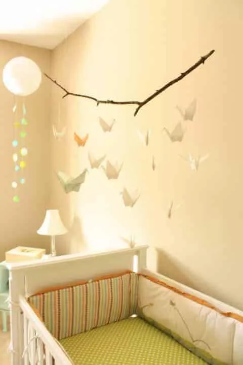 Você pode criar seu próprio móbile para decorar o quarto de bebê