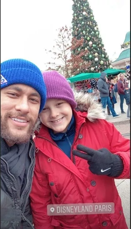 Neymar ao lado do filho Davi Lucca na Disney