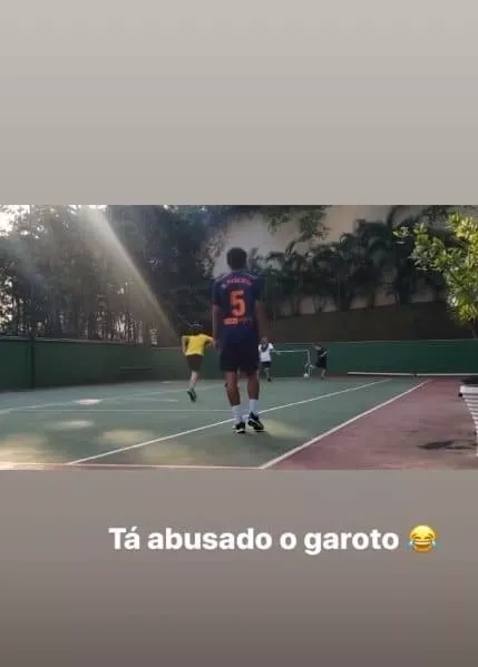 Filho de Neymar fazendo gol de calcanhar durante jogo com amigos