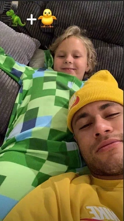 Neymar Jr se diverte junto com o filho