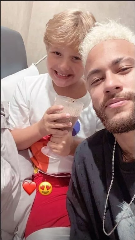 Neymar com o filho Davi Lucca em sua mansão