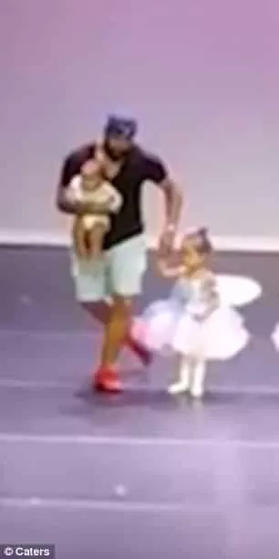 Esse papai subiu no palco para dançar balé com a filha
