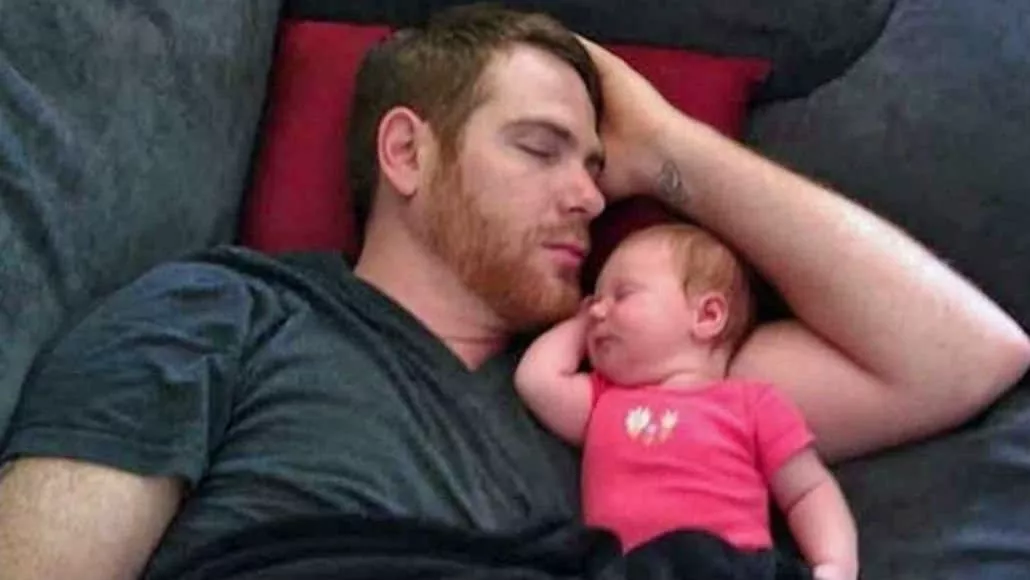 Esta bebê é a cara do seu papai até mesmo na hora de dormir!