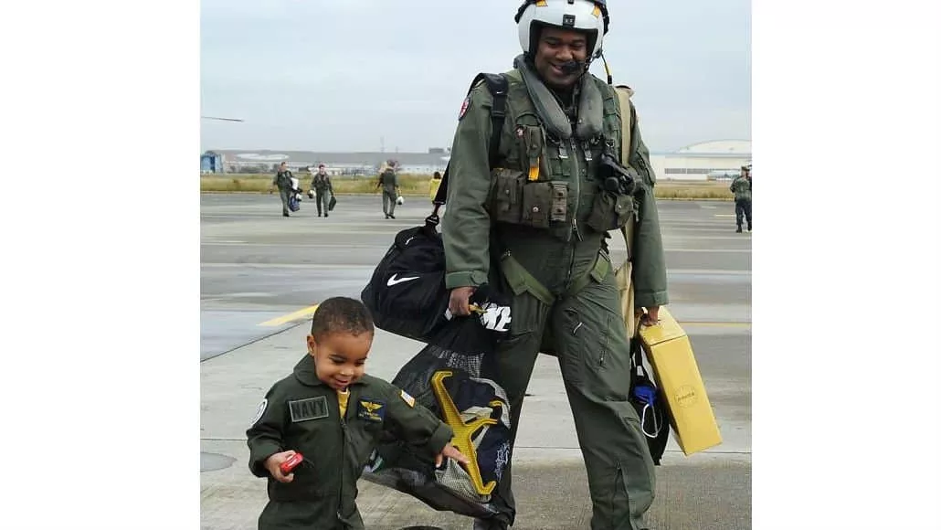 Esse bebê quer ser igual ao papai
