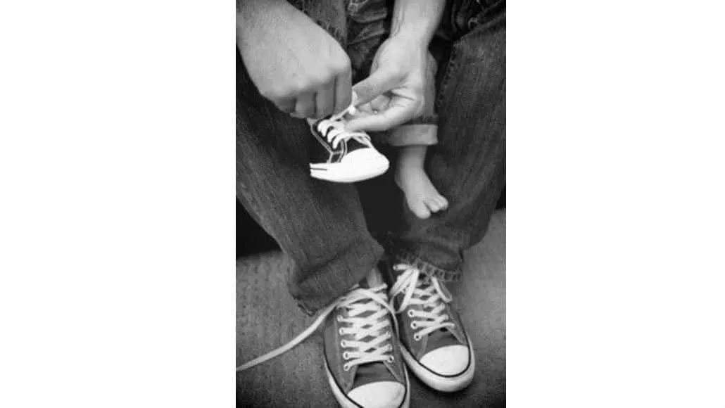 Pai e bebê com o mesmo sapato