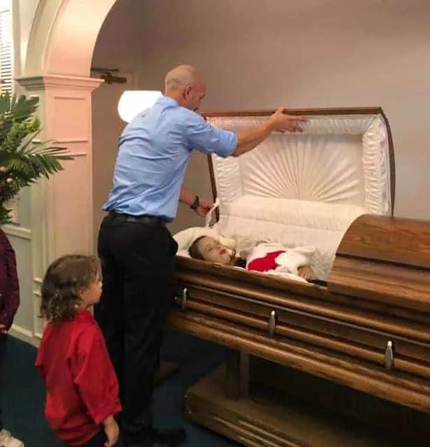 Zach ao lado do caixão da esposa, que morreu grávida de oito meses, junto com um dos filhos 