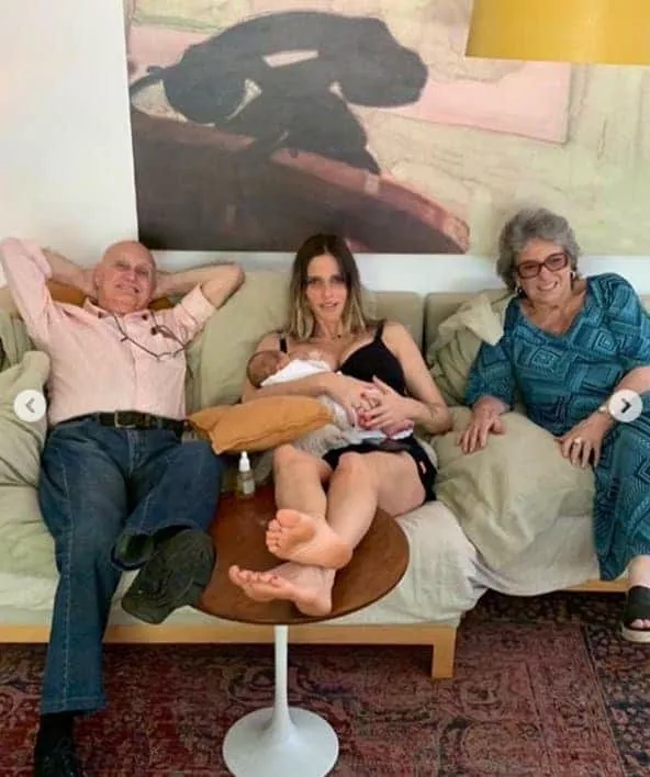 Fernanda Lima ao lado da filha e de seu pai