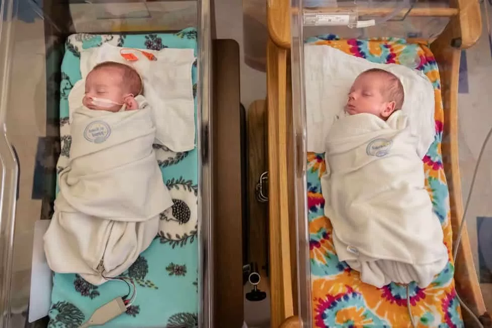 Um dos pares de bebês gêmeos que nasceu nesta semana