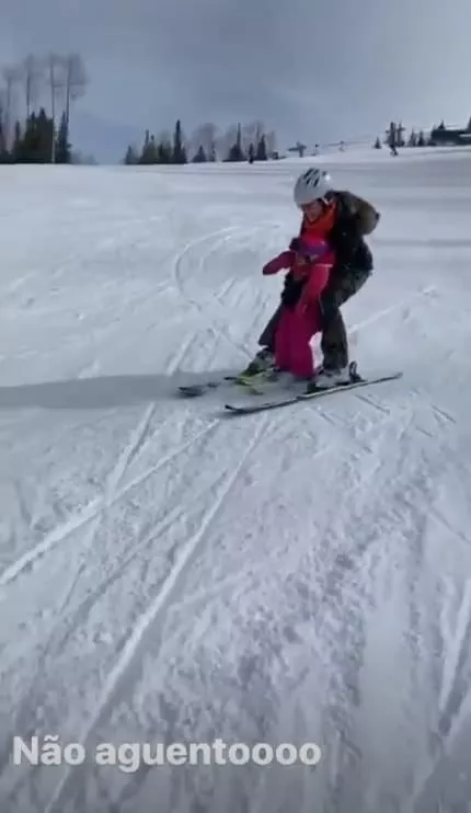 Patrícia Abravanel esquiando na neve com sua fofa Jane