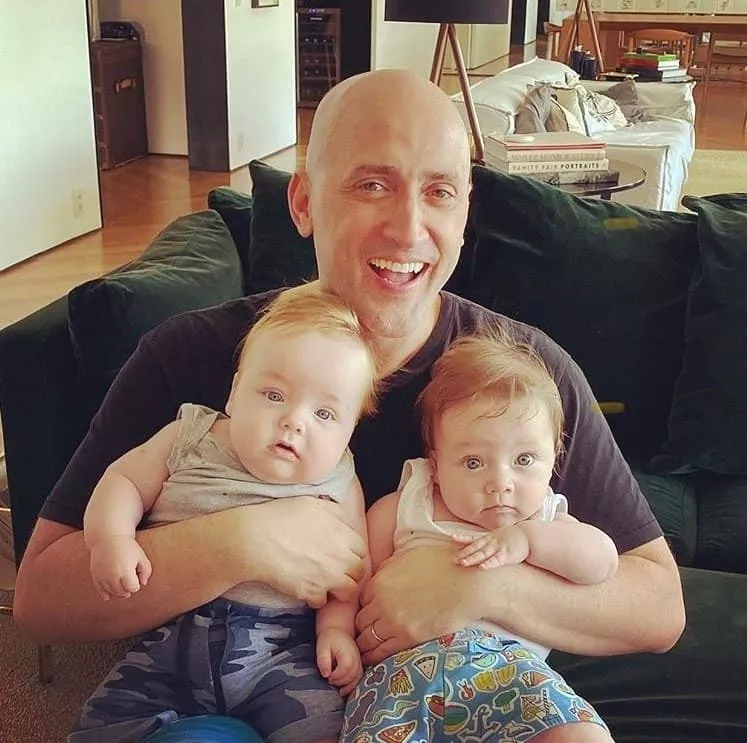 Paulo Gustavo ao lado de seus bebês gêmeos