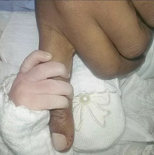 Neném anunciou o nascimento da pequena com uma linda foto da mãozinha dela segurando seu dedo