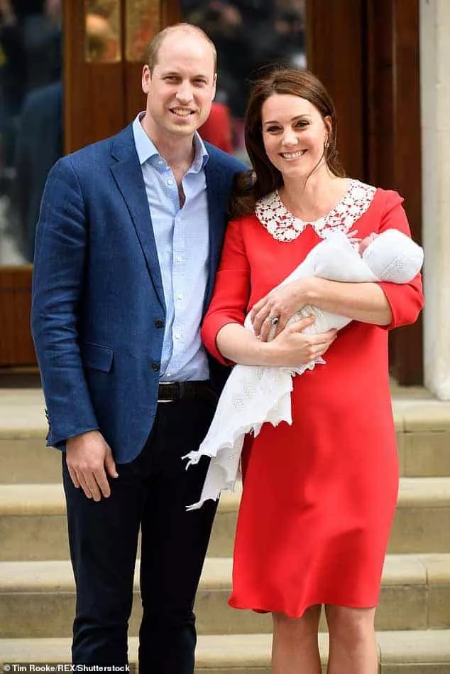 A duquesa Kate Middleton e o príncipe William saindo da maternidade