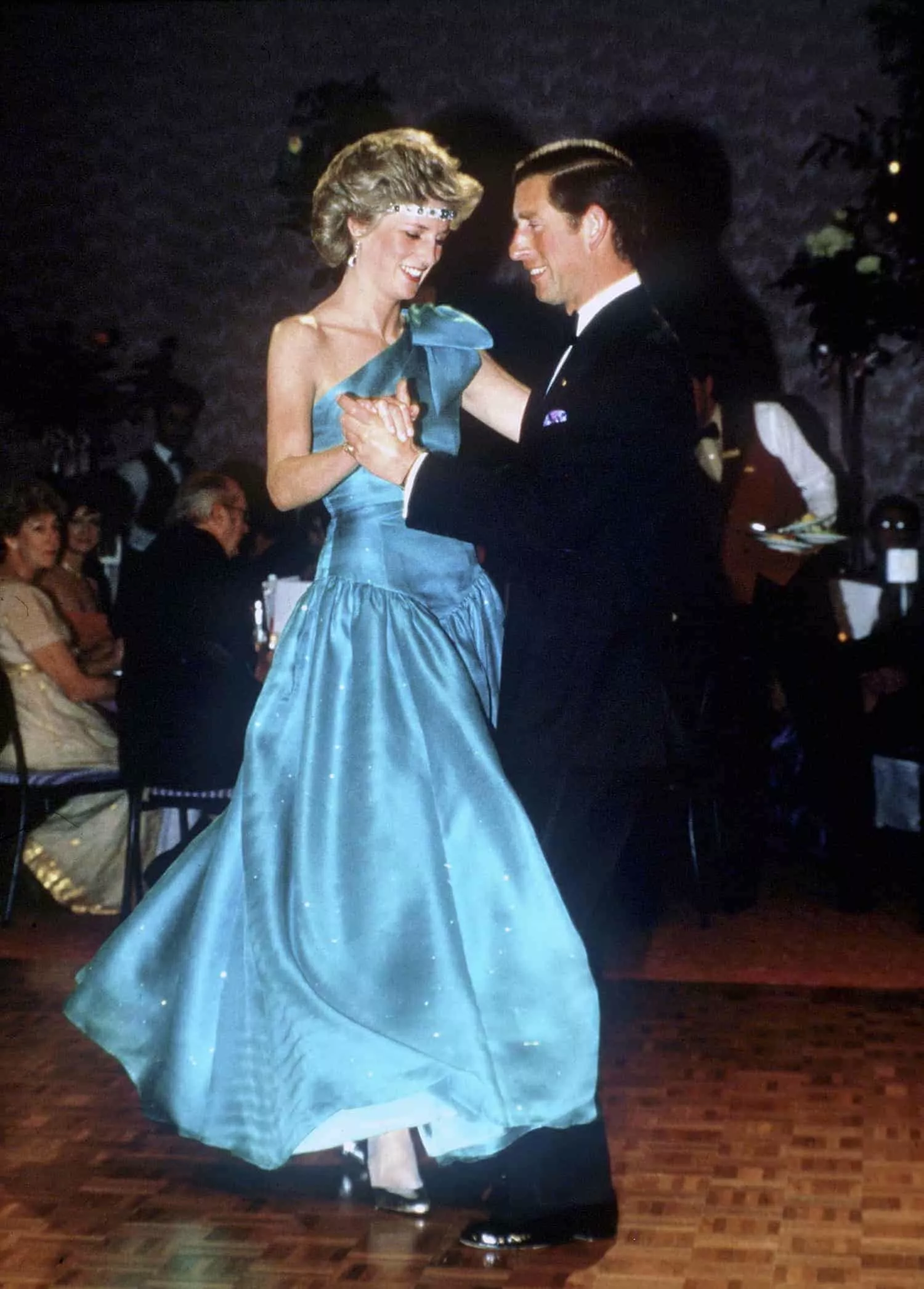 Diana e Charles dançando 