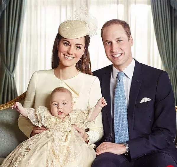 O príncipe George no colo de seus pais