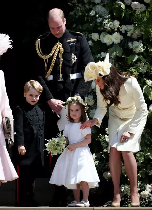 No casamento do príncipe Harry com Meghan Markle o príncipe George foi pajem e a daminha foi a princesa Charlotte