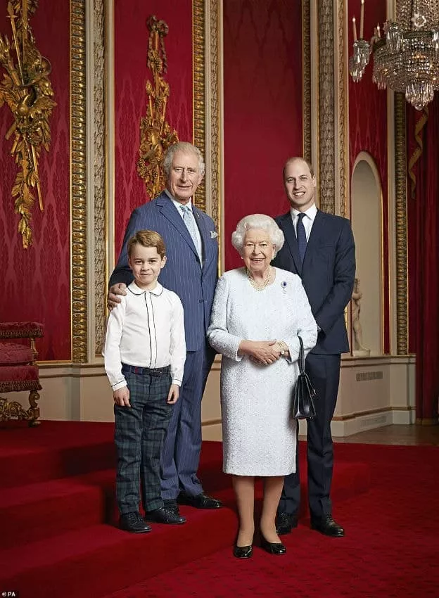 Príncipe George com sua bisavó, a Rainha Elizabeth, em foto rara