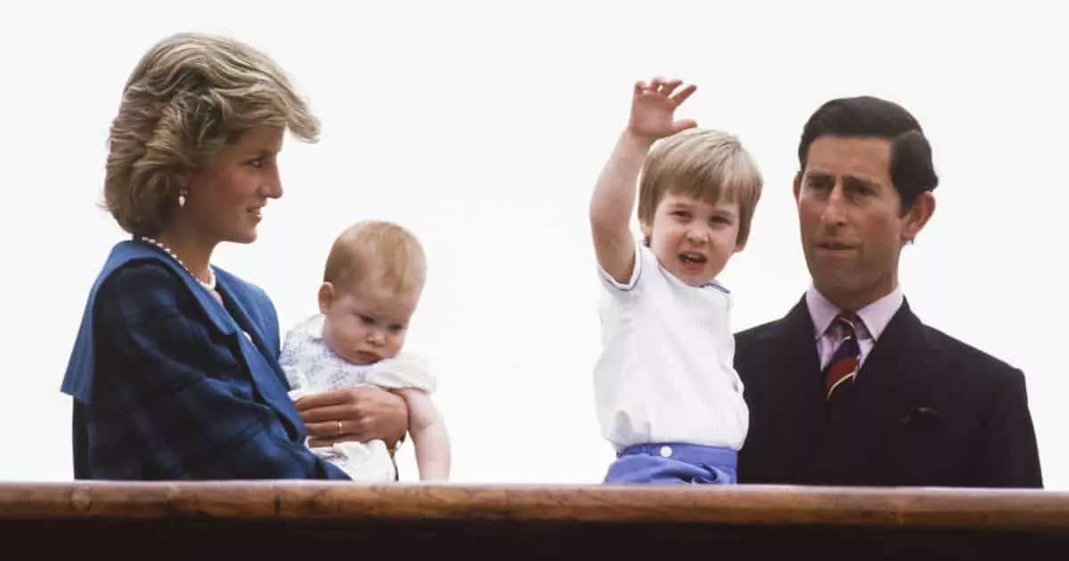 Nessa publicação o príncipe Harry quando era bebê no colo da mãe, princesa Diana. Príncipe William aparece no colo do pai, príncipe Charles