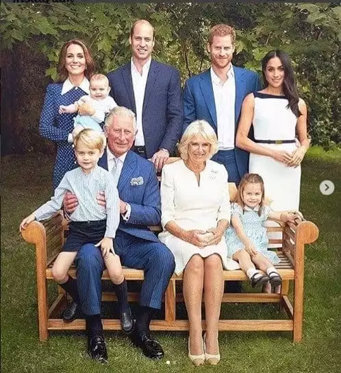 Nessa foto da família Real a duquesa Kate Middleton com o príncipe Louis no colo
